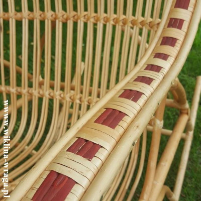 Fotel bujany wiklinowy ze zdobieniami w kolorze wiśni