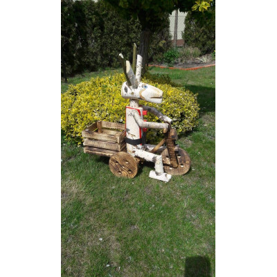 Pajacyk ogrodowy z drewna z donicą